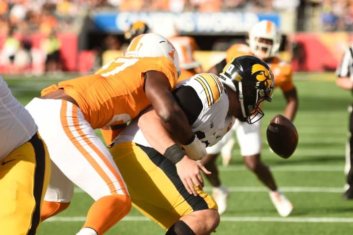 Tennessee Volunteers EDGE James Pearce Jr. during the win over Iowa. (Photo by Saul Young of the News Sentinel)
